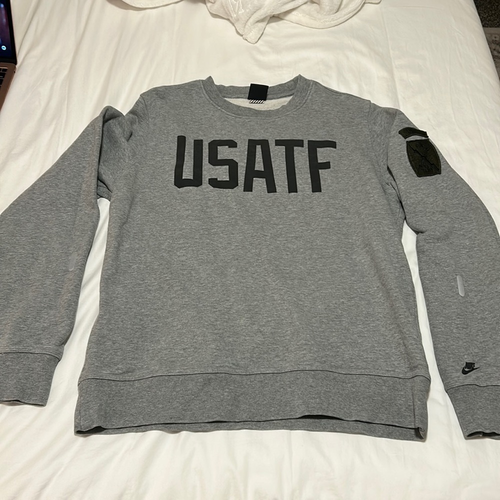 Nike women’s track and field crew neck